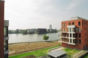 Ausblick der Eigentumswohnungen zur gegenüberliegenden Wasserseite